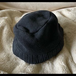 Black knit hat, very cute wear! OS. It’s short and wraps around your head!